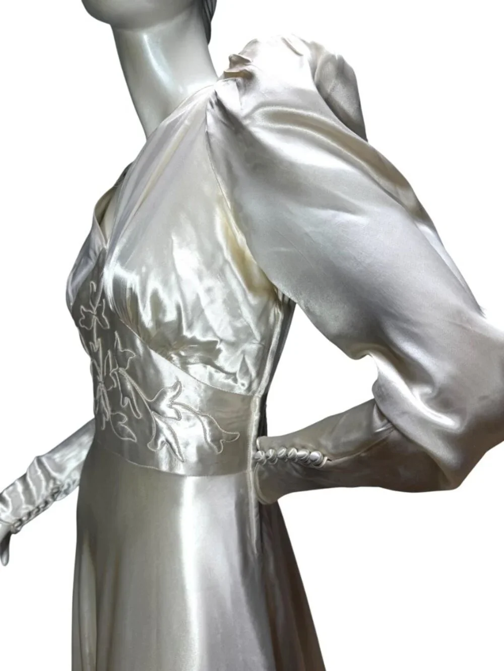 1930s Art Deco liquid satin wedding gown with trapunto embroidery and cathedral - Picture 13 of 16